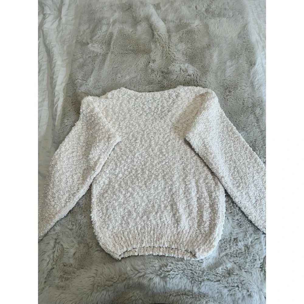 Alyssa Brooke cozy textured knit sweater with V-neck and long sleeves Size M‎